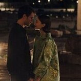 Eugenio Franceschini y Lily Collins en el 'Problemas con Intimissimi' de 'Emily in Paris'