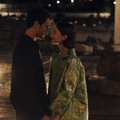 Eugenio Franceschini y Lily Collins en el 'Problemas con Intimissimi' de 'Emily in Paris'