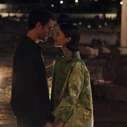 Eugenio Franceschini y Lily Collins en el 'Problemas con Intimissimi' de 'Emily in Paris'