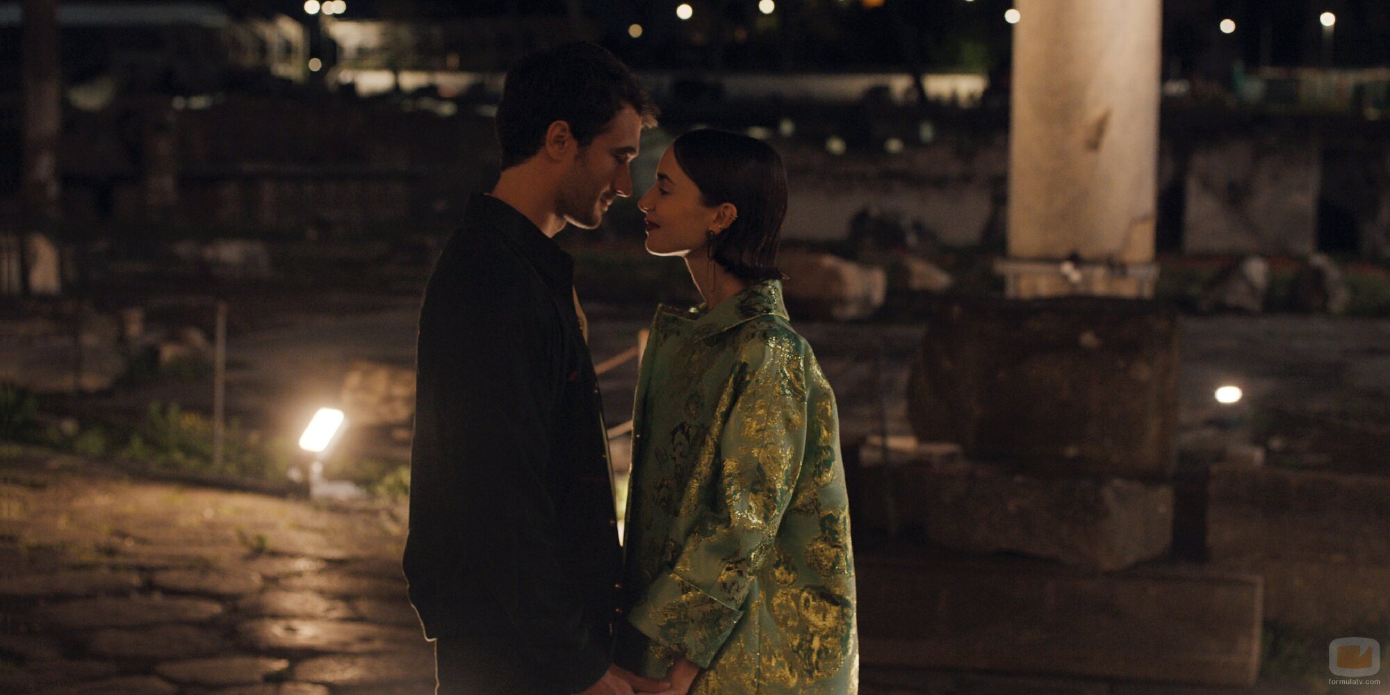 Eugenio Franceschini y Lily Collins en el 'Problemas con Intimissimi' de 'Emily in Paris'