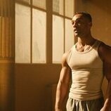 Lucien Laviscount en Capítulo 3 titulado 'Problemas con Intimissimi' de 'Emily en París'