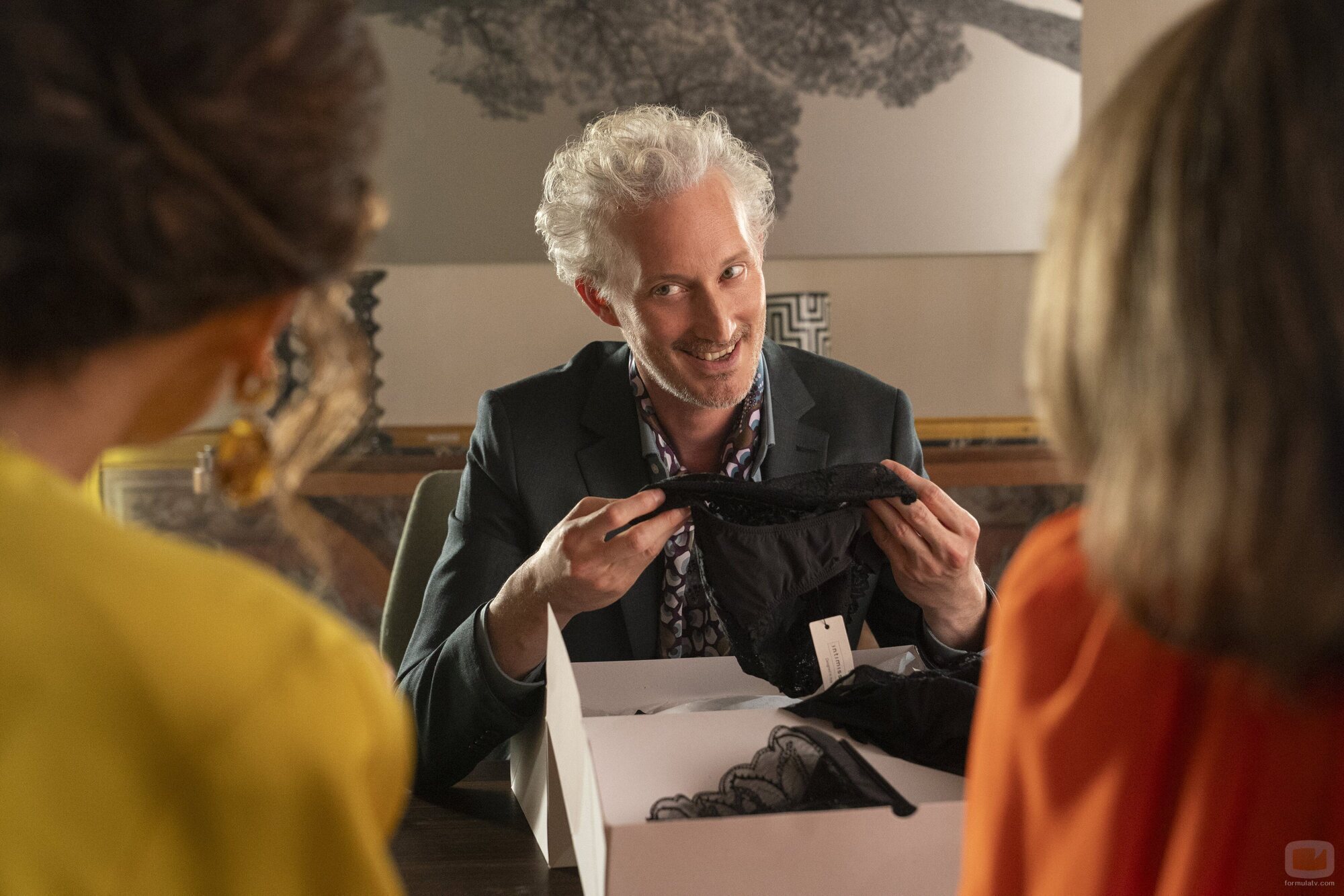 Bruno Gouery en 5x03 titulado 'Problemas con Intimissimi' de 'Emily en París'