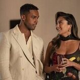 Lucien Laviscount y Ashley Park en el 5x04 de 'Emily en París'