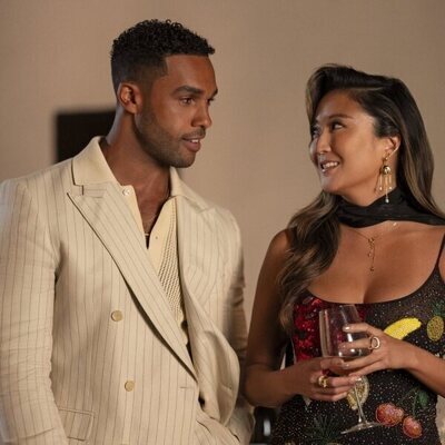 Lucien Laviscount y Ashley Park en el 5x04 de 'Emily en París'