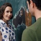 Lily Collins en 5x04 'Roma ha caído' de 'Emily en París'