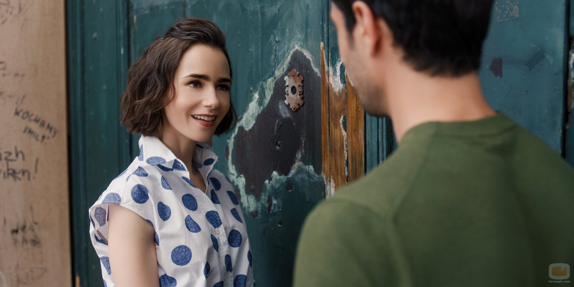 Lily Collins en 5x04 'Roma ha caído' de 'Emily en París'