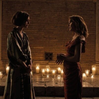Lily Collins y Philippine Leroy-Beaulieu en 5x04 'Roma ha caído' de 'Emily en París'