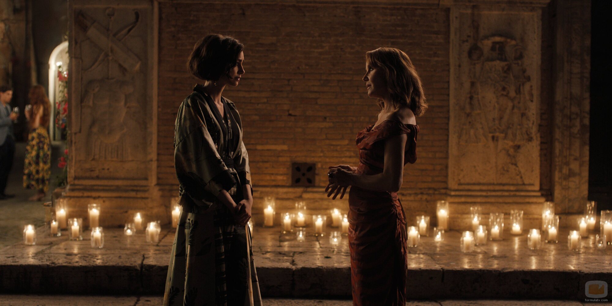 Lily Collins y Philippine Leroy-Beaulieu en 5x04 'Roma ha caído' de 'Emily en París'