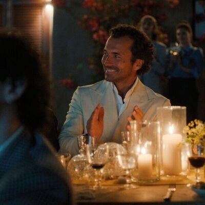William Abadie en Capítulo 4 titulado 'Roma ha caído' de 'Emily en París'