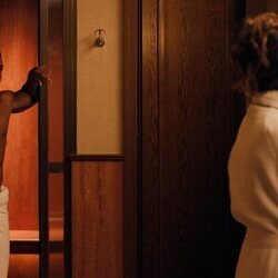 Lucien Laviscount y Ashley Park en el 5x04 de 'Emily in Paris'