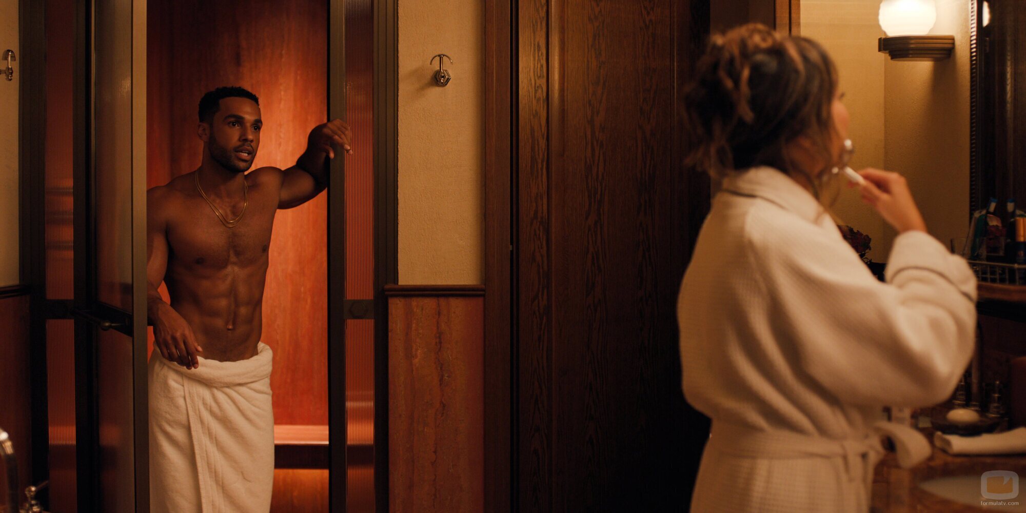 Lucien Laviscount y Ashley Park en el 5x04 de 'Emily in Paris'