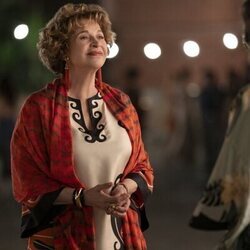 Anna Galiena en 5x04 titulado 'Roma ha caído' de 'Emily en París'