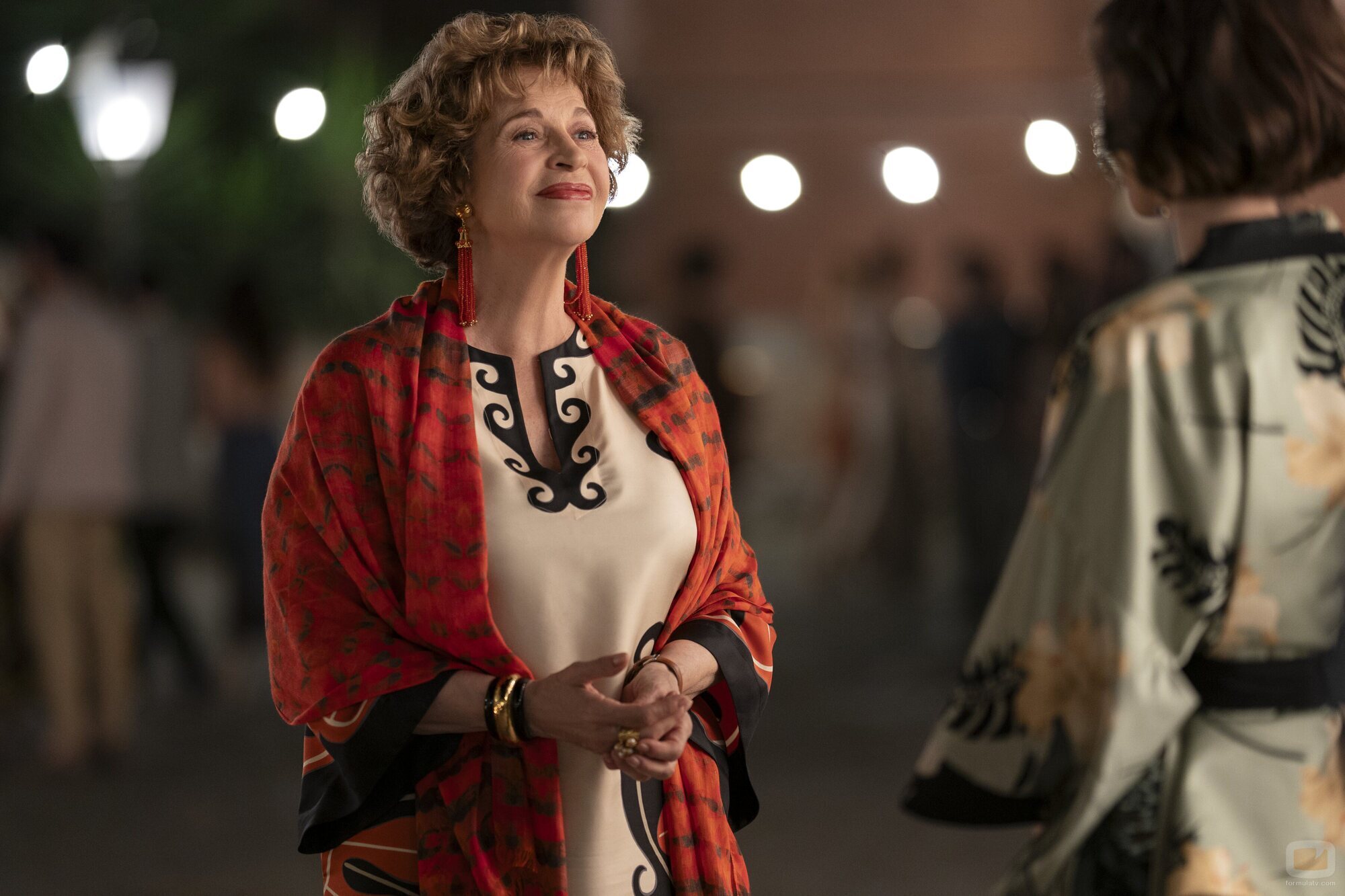 Anna Galiena en 5x04 titulado 'Roma ha caído' de 'Emily en París'