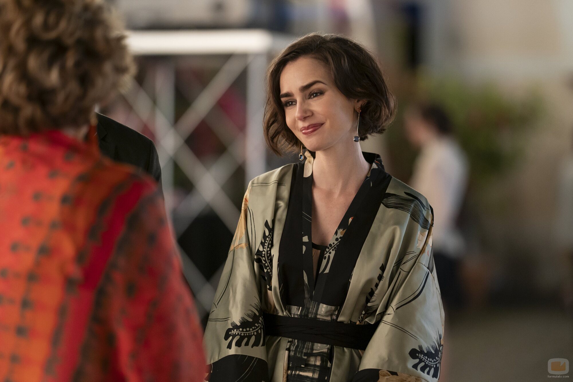 Lily Collins en el 'Roma ha caído' de 'Emily in Paris'