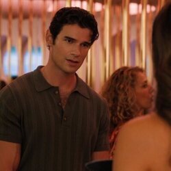 Paul Forman en 5x05 titulado '¡Bonjour, París' de 'Emily en París'