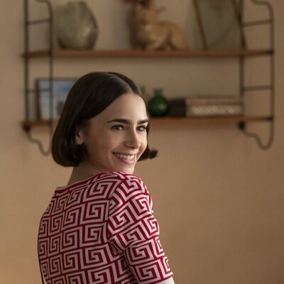 Lily Collins en 5x05 '¡Bonjour, París' de 'Emily en París'