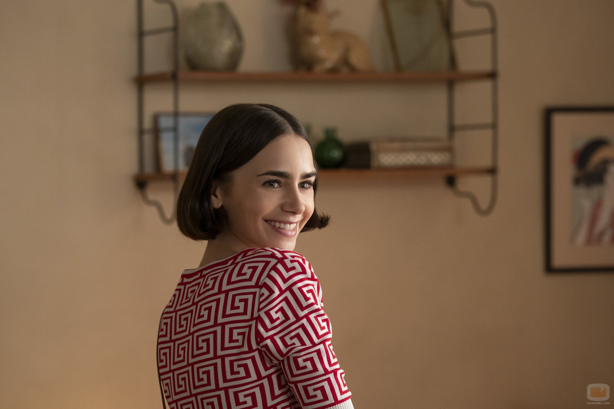 Lily Collins en 5x05 '¡Bonjour, París' de 'Emily en París'
