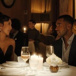 Lucien Laviscount y Ashley Park en el 5x05 de 'Emily in Paris'