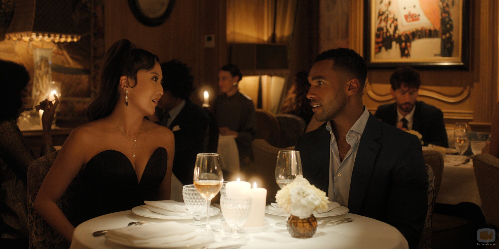 Lucien Laviscount y Ashley Park en el 5x05 de 'Emily in Paris'
