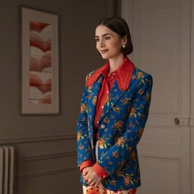 Lily Collins en la temporada 5 y el capítulo 05 de 'Emily en París'