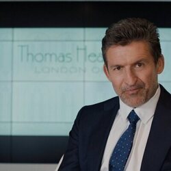 Jonathan Cake en Capítulo 5 titulado '¡Bonjour, París' de 'Emily en París'