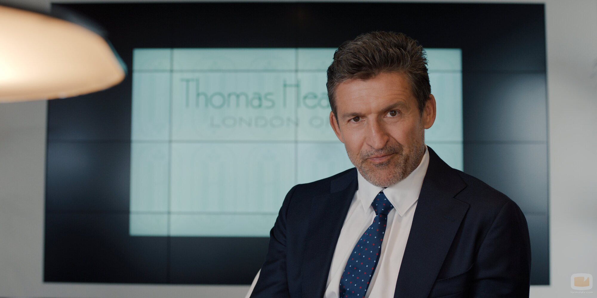 Jonathan Cake en Capítulo 5 titulado '¡Bonjour, París' de 'Emily en París'