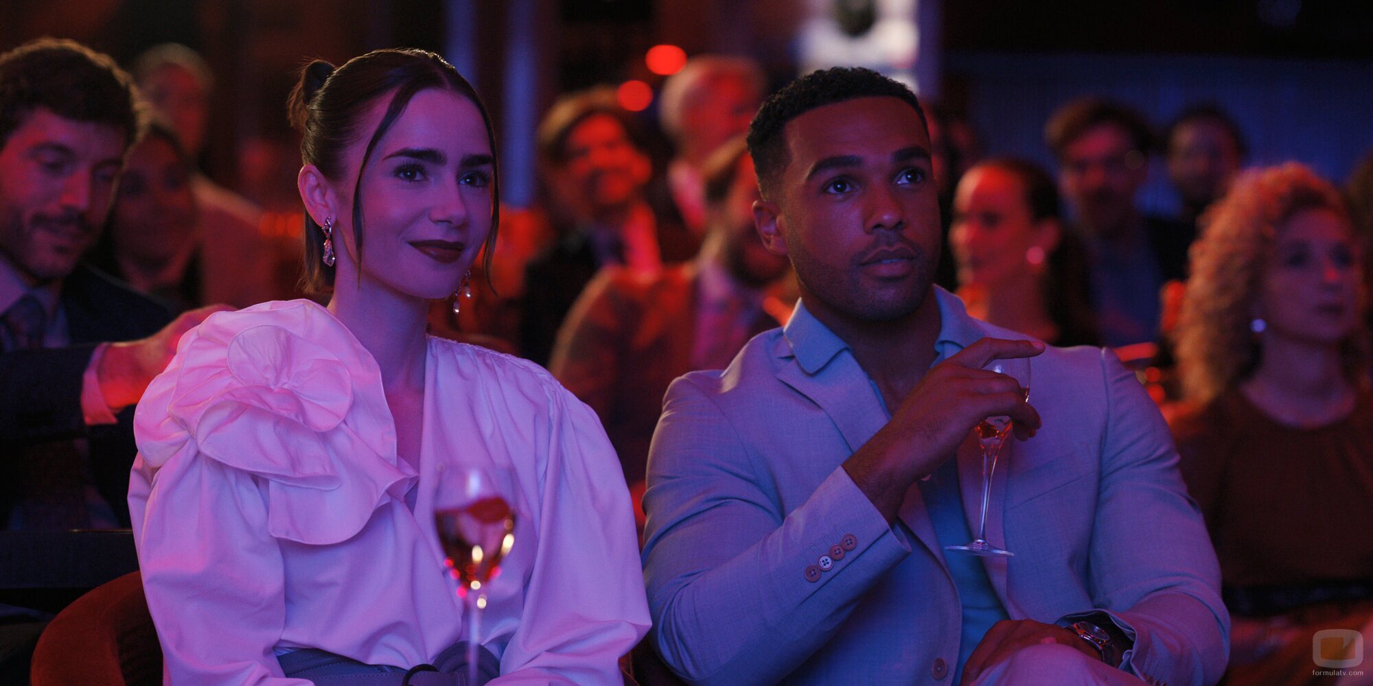 Lucien Laviscount y Lily Collins en Capítulo 5 titulado '¡Bonjour, París' de 'Emily en París'