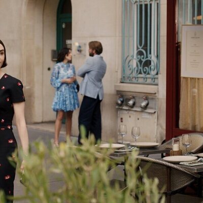 Lily Collins en el 5x05 de 'Emily en París'