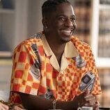 Samuel Arnold en el '¡Bonjour, París' de 'Emily in Paris'