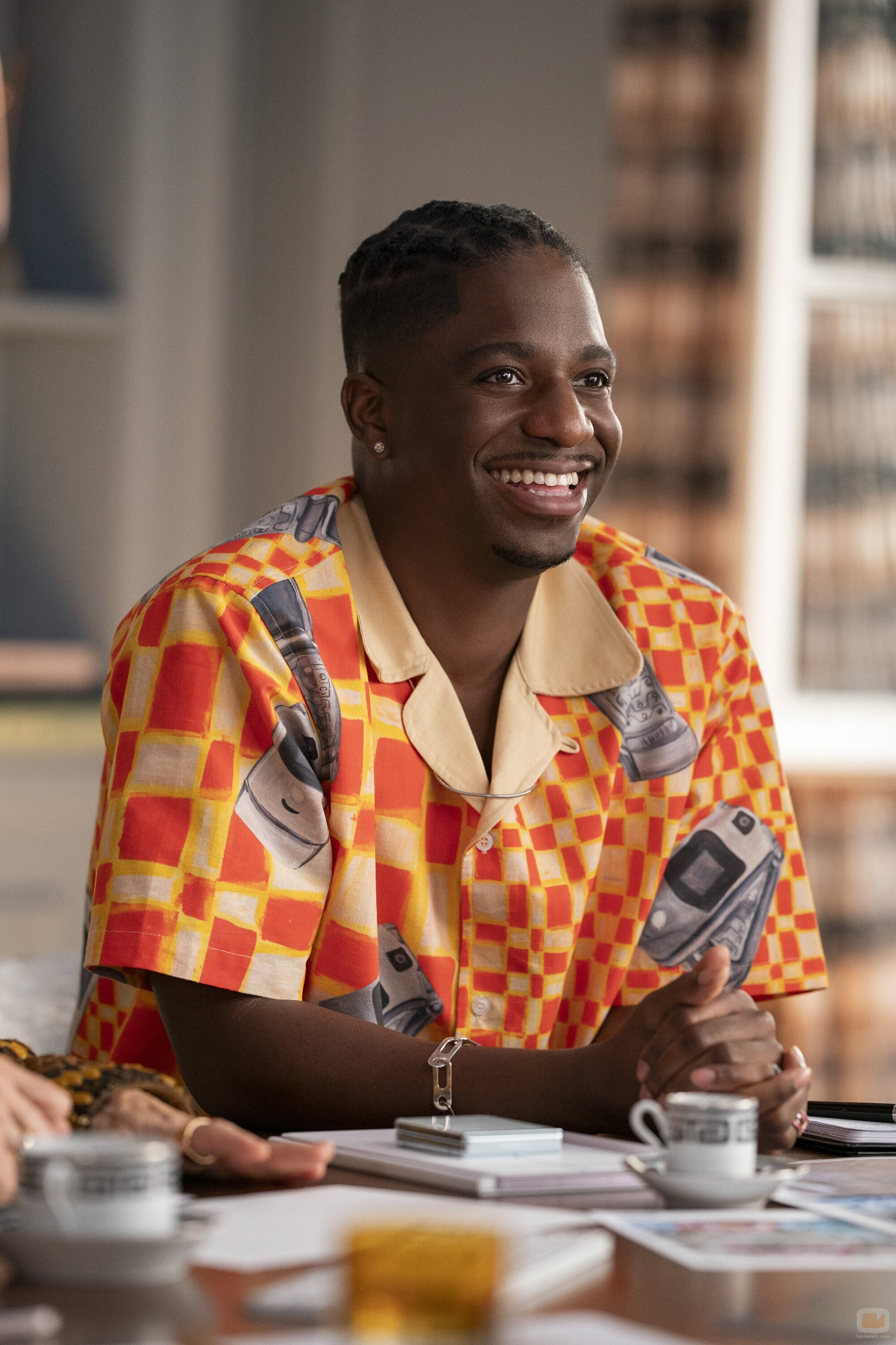 Samuel Arnold en el '¡Bonjour, París' de 'Emily in Paris'