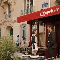 Lucas Bravo y Lily Collins en Capítulo 5 titulado '¡Bonjour, París' de 'Emily en París'