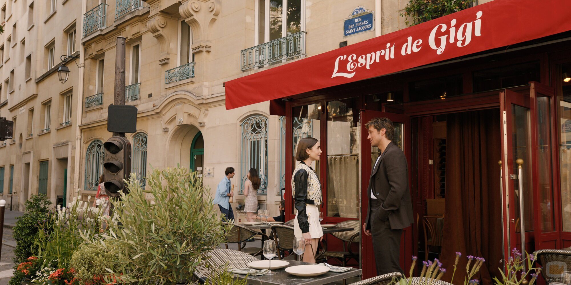 Lucas Bravo y Lily Collins en Capítulo 5 titulado '¡Bonjour, París' de 'Emily en París'