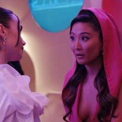 Ashley Park y Lily Collins en el '¡Bonjour, París' de 'Emily in Paris'