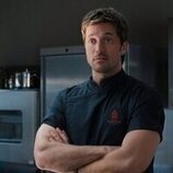 Lucas Bravo en el 5x05 de 'Emily en París'