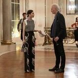 Bruno Gouery y Lily Collins en el '¡Bonjour, París' de 'Emily in Paris'