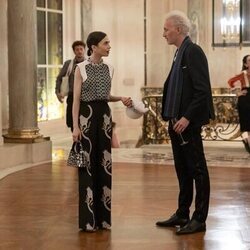 Bruno Gouery y Lily Collins en el '¡Bonjour, París' de 'Emily in Paris'