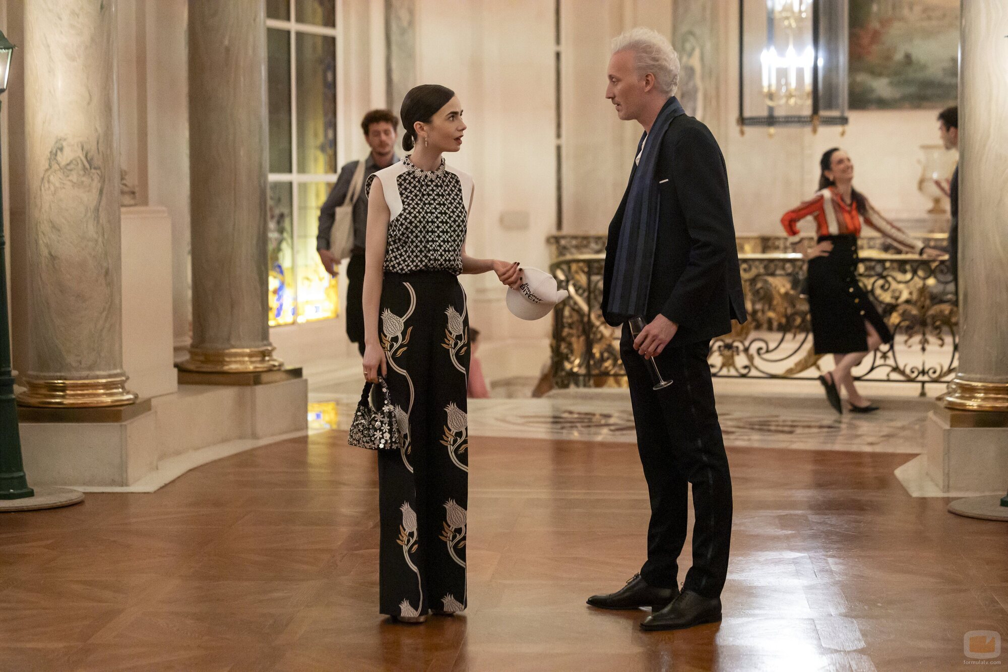 Bruno Gouery y Lily Collins en el '¡Bonjour, París' de 'Emily in Paris'