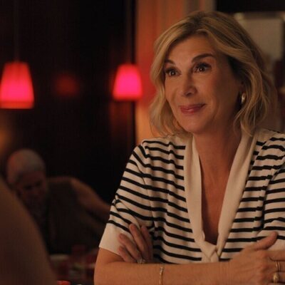 Michèle Laroque en el 'En el que Emily va a la embajada' de 'Emily in Paris'