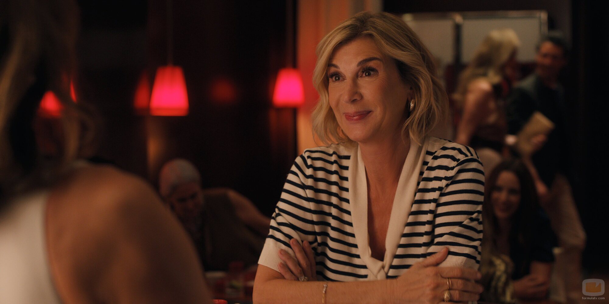 Michèle Laroque en el 'En el que Emily va a la embajada' de 'Emily in Paris'