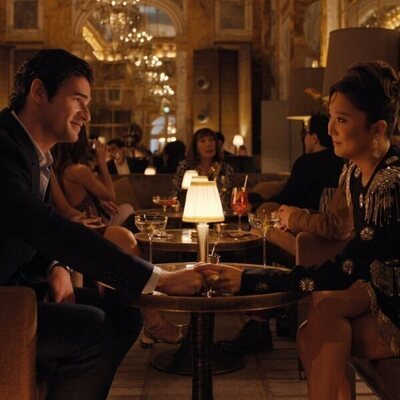 Ashley Park y Paul Forman en el 5x06 de 'Emily en París'