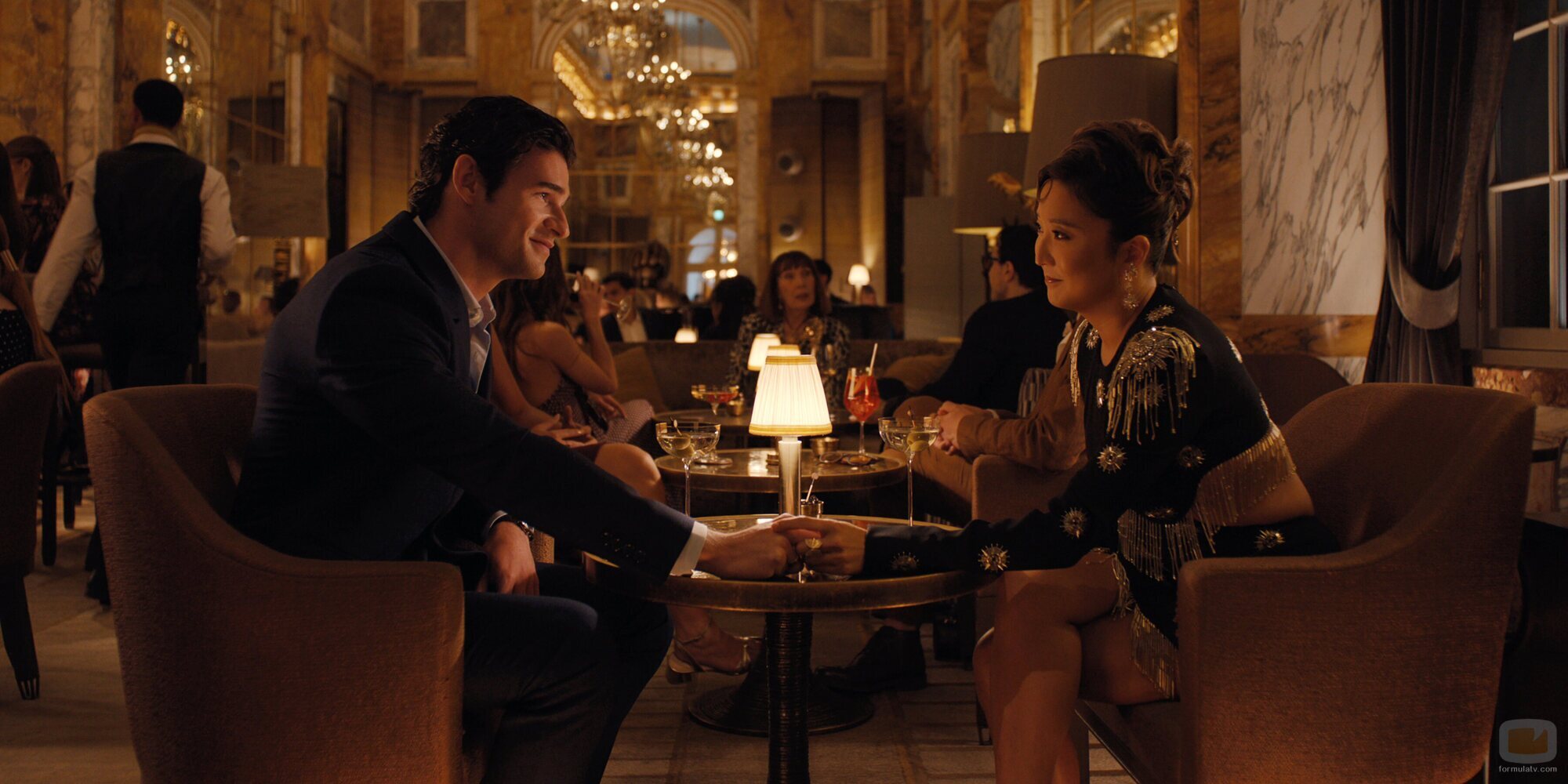 Ashley Park y Paul Forman en el 5x06 de 'Emily en París'