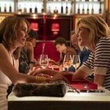 Philippine Leroy-Beaulieu y Michèle Laroque en 'En el que Emily va a la embajada' de 'Emily en París'