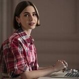 Lily Collins en la temporada 5 y el capítulo 06 de 'Emily en París'