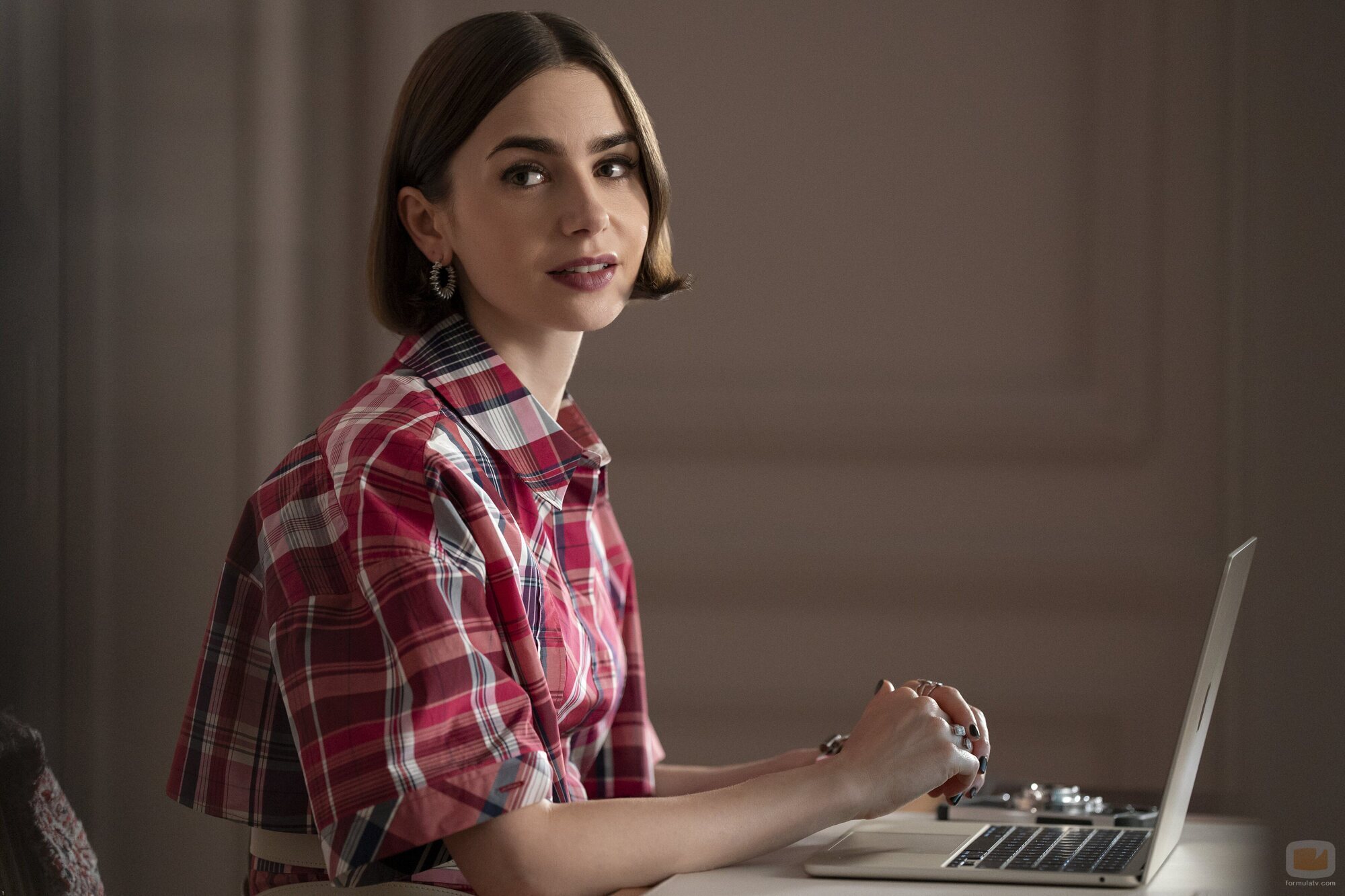 Lily Collins en la temporada 5 y el capítulo 06 de 'Emily en París'