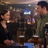 Lily Collins y Bryan Greenberg en 'En el que Emily va a la embajada' de 'Emily en París'
