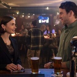 Lily Collins y Bryan Greenberg en 'En el que Emily va a la embajada' de 'Emily en París'