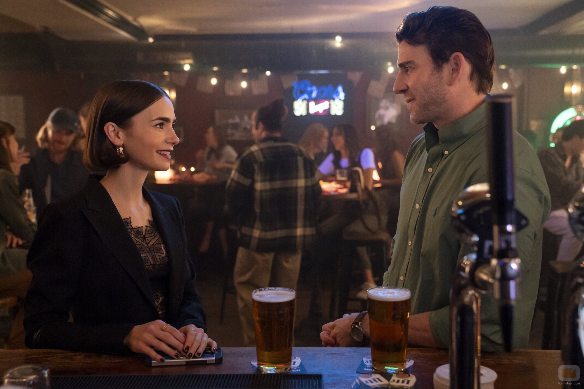 Lily Collins y Bryan Greenberg en 'En el que Emily va a la embajada' de 'Emily en París'