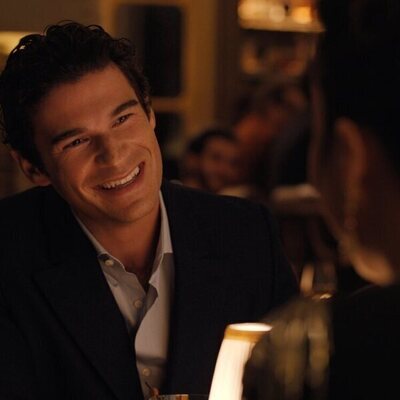 Paul Forman en el 'En el que Emily va a la embajada' de 'Emily in Paris'