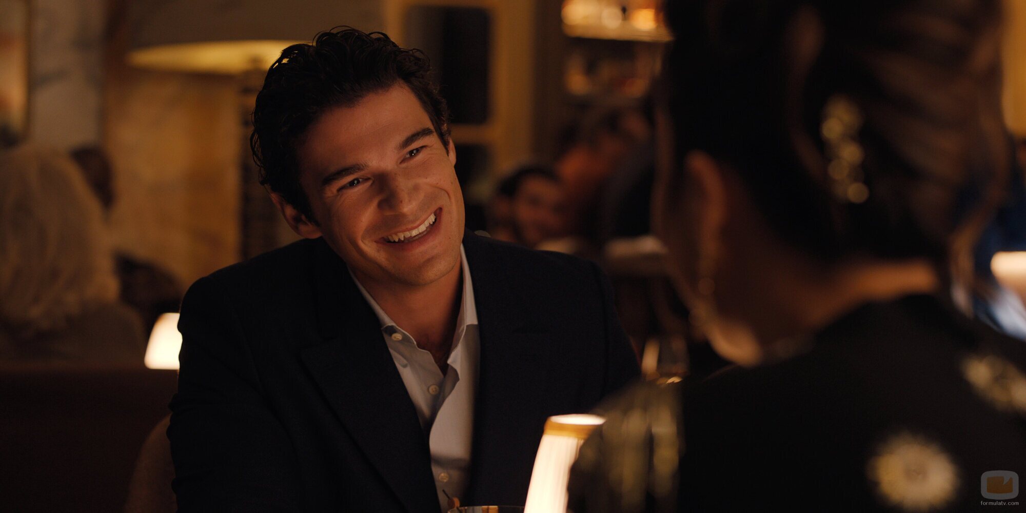 Paul Forman en el 'En el que Emily va a la embajada' de 'Emily in Paris'
