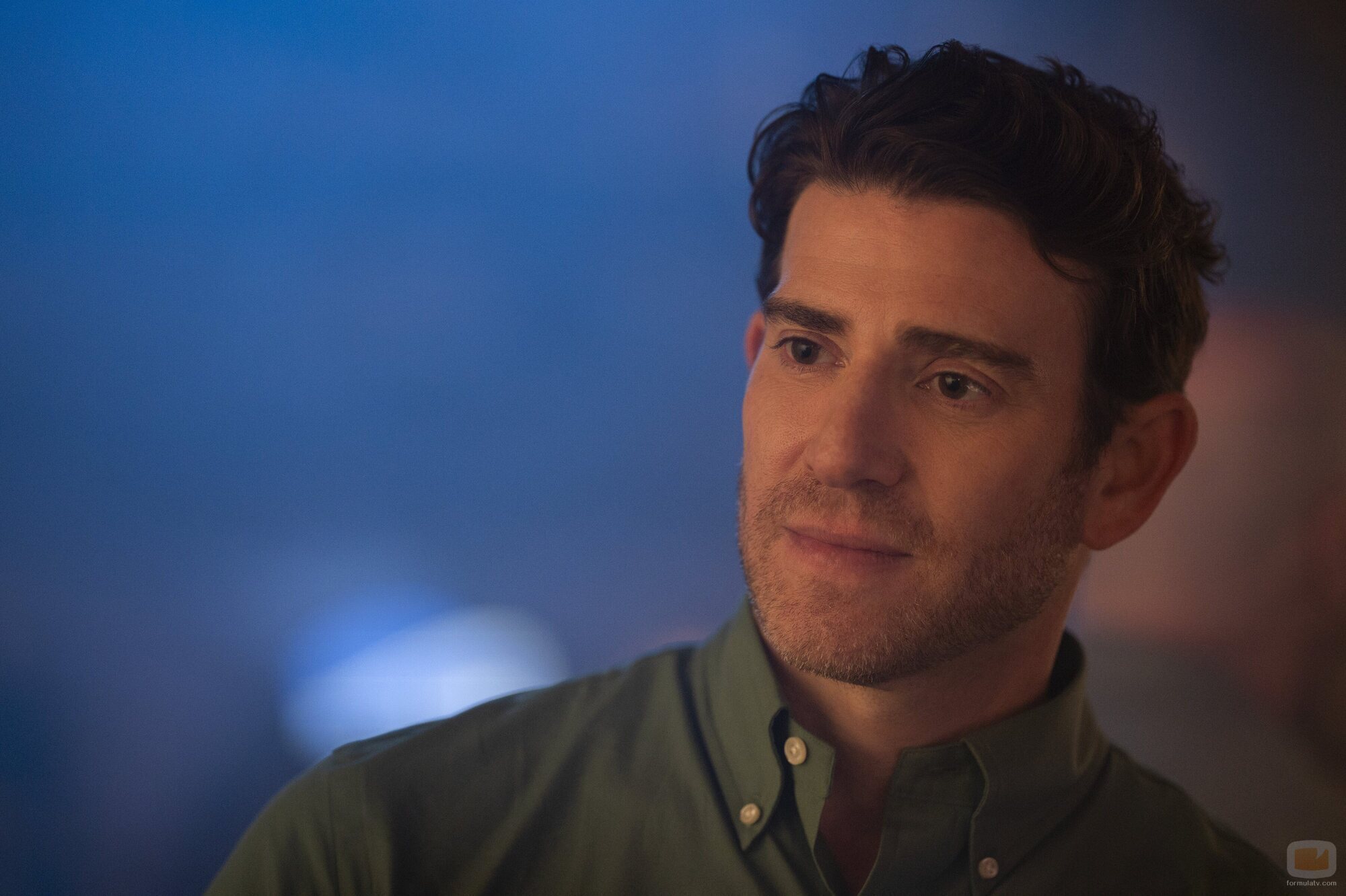 Bryan Greenberg en el 5x06 de 'Emily in Paris'